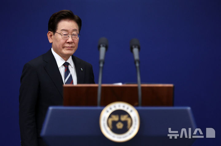 [서울=뉴시스] 고범준 기자 = 이재명 대통령이 19일 청와대 춘추관에서 유럽·G7 순방 결과 브리핑을 위해 입장하고 있다. 2026.06.19. bjko@newsis.com
