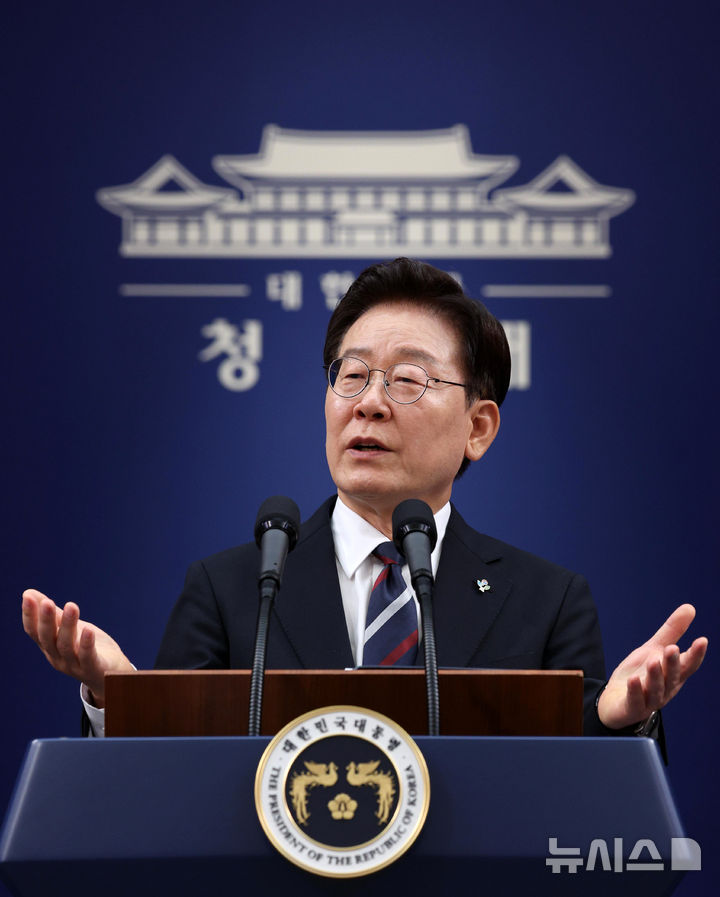 [서울=뉴시스] 고범준 기자 = 이재명 대통령이 19일 청와대 춘추관에서 유럽·G7 순방 결과 브리핑을 마치고 기자 질문에 답변하고 있다. 2026.06.19. bjko@newsis.com