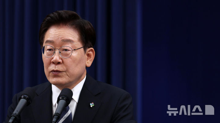 [서울=뉴시스] 고범준 기자 = 이재명 대통령이 19일 청와대 춘추관에서 유럽·G7 순방 결과 브리핑을 마치고 기자 질문에 답변하고 있다. 2026.06.19. bjko@newsis.com