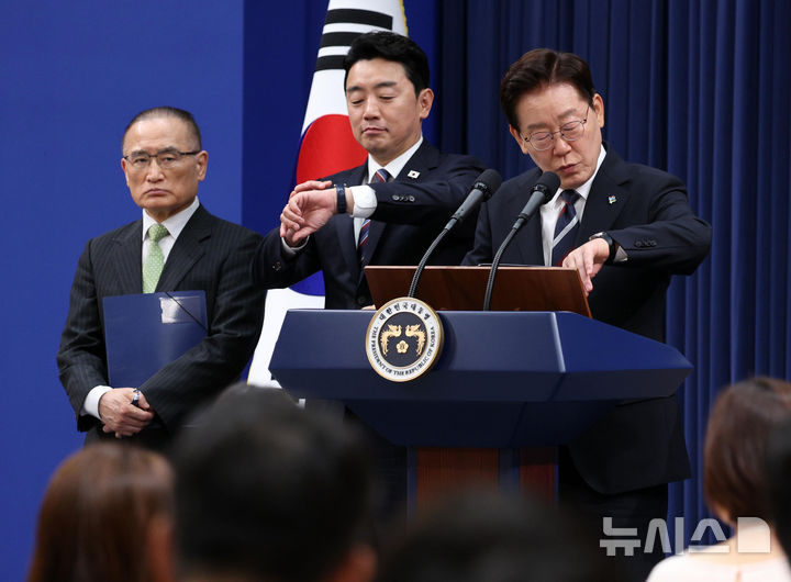 [서울=뉴시스] 고범준 기자 = 이재명 대통령이 19일 청와대 춘추관에서 유럽·G7 순방 결과 브리핑을 하며 시계를 보고 있다.&nbsp; 왼쪽부터 위성락 국가안보실장, 강훈식 비서실장, 이 대통령. 2026.06.19. bjko@newsis.com