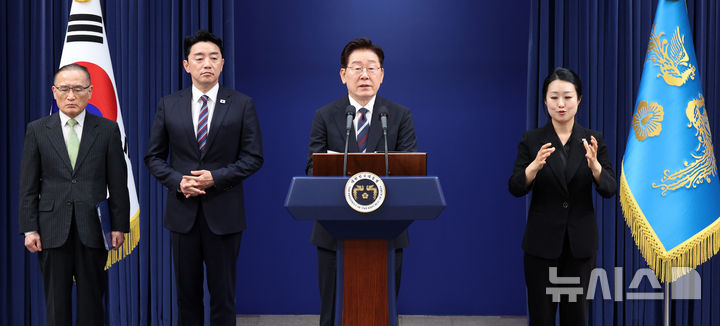 [서울=뉴시스] 고범준 기자 = 이재명 대통령이 19일 청와대 춘추관에서 유럽·G7 순방 결과 브리핑을 하고 있다.&nbsp; 왼쪽부터 위성락 국가안보실장, 강훈식 비서실장, 이 대통령. 2026.06.19. bjko@newsis.com