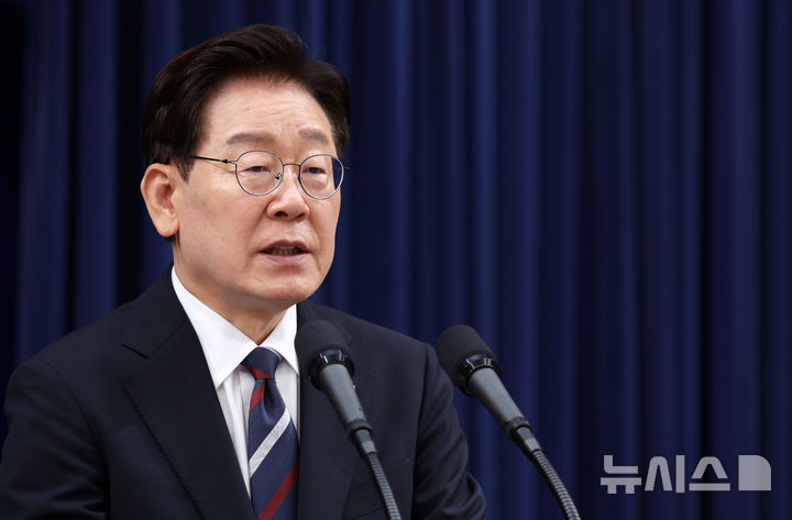 [서울=뉴시스] 고범준 기자 = 이재명 대통령이 19일 청와대 춘추관에서 유럽·G7 순방 결과 브리핑을 마치고 기자 질문에 답변하고 있다. 2026.06.19. bjko@newsis.com