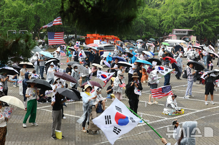 [서울=뉴시스] 황준선 기자 = 투표용지 부족 사태에 항의하는 개표소 봉쇄 시위가 15일째 이어지고 있는 19일 오후 서울 송파구 올림픽공원 핸드볼경기장 개표소에서 시민들이 구호를 외치고 있다. 2026.06.19. hwang@newsis.com