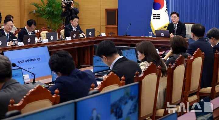 [서울=뉴시스] 고범준 기자 = 이재명 대통령이 19일 청와대에서 열린 수석보좌관회의에서 발언하고 있다. (청와대통신사진기자단) 2026.06.19. bjko@newsis.com