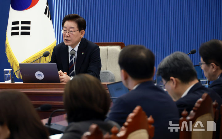 [서울=뉴시스] 고범준 기자 = 이재명 대통령이 19일 청와대에서 열린 수석보좌관회의에서 발언하고 있다. (청와대통신사진기자단) 2026.06.19. bjko@newsis.com