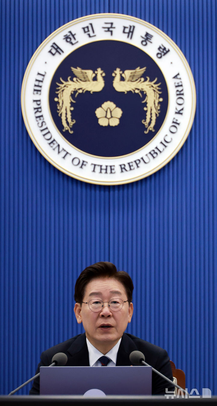 [서울=뉴시스] 고범준 기자 = 이재명 대통령이 19일 청와대에서 열린 수석보좌관회의에서 발언하고 있다. (청와대통신사진기자단) 2026.06.19. bjko@newsis.com