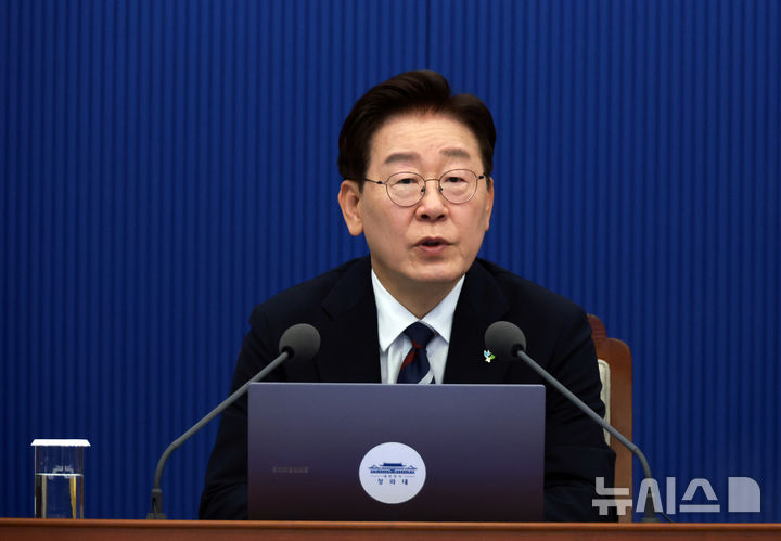 [서울=뉴시스] 고범준 기자 = 이재명 대통령이 19일 청와대에서 열린 수석보좌관회의에서 발언하고 있다. (청와대통신사진기자단) 2026.06.19. bjko@newsis.com