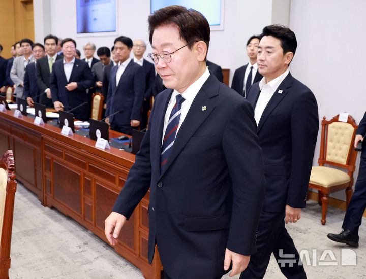 [서울=뉴시스] 고범준 기자 = 이재명 대통령이 19일 청와대에서 열린 수석보좌관회의에 입장하고 있다. (청와대통신사진기자단) 2026.06.19. bjko@newsis.com