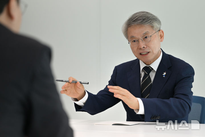 [광주=뉴시스] 이영주 기자 = 민형배 전남광주통합특별시장 당선인이 19일 오전 광주 북구 창조경제혁신센터에서 뉴시스와 인터뷰하고 있다. 2026.06.19. leeyj2578@newsis.com