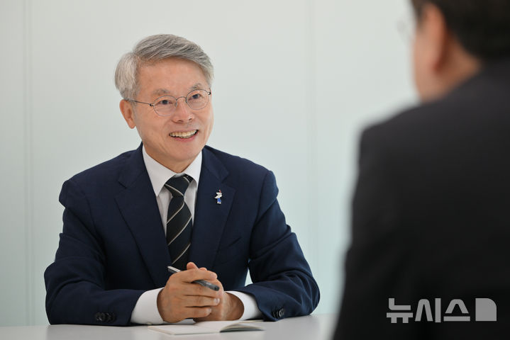 [광주=뉴시스] 이영주 기자 = 민형배 전남광주통합특별시장 당선인이 19일 오전 광주 북구 창조경제혁신센터에서 뉴시스와 인터뷰하고 있다. 2026.06.19. leeyj2578@newsis.com