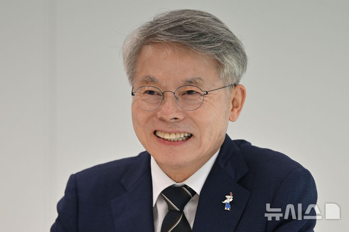 [광주=뉴시스] 이영주 기자 = 민형배 전남광주통합특별시장 당선인이 19일 오전 광주 북구 창조경제혁신센터에서 뉴시스와 인터뷰하고 있다. 2026.06.19. leeyj2578@newsis.com