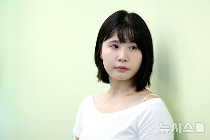 [서울=뉴시스] 박진희 기자 = 청예 작가가 지난 19일 서울 강남구 인플루엔셜 사무실에서 인터뷰 하고 있다. 작가는 최근 장편소설 '주와 연'을 출간했다. 2026.06.30. pak7130@newsis.com