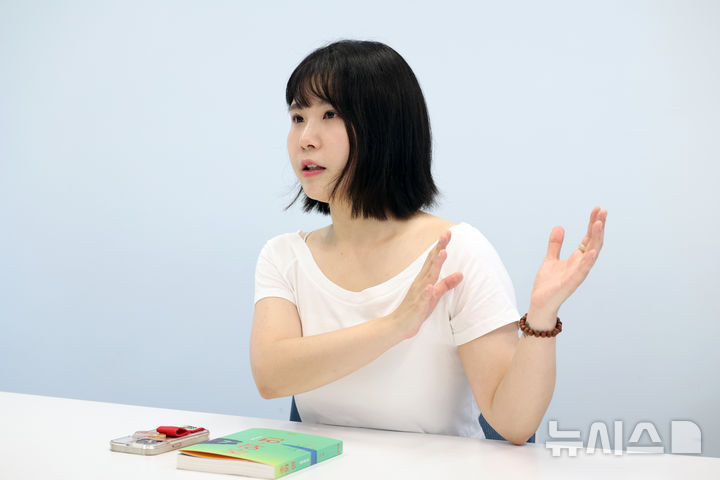 [서울=뉴시스] 박진희 기자 = 청예 작가가 지난 19일 서울 강남구 인플루엔셜 사무실에서 인터뷰 하고 있다. 작가는 최근 장편소설 '주와 연'을 출간했다. 2026.06.30. pak7130@newsis.com