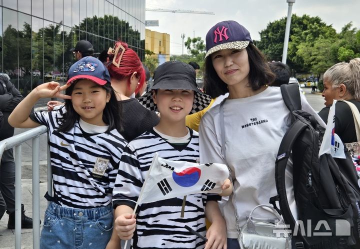 [과달라하라(멕시코)=뉴시스] 하근수 기자= 2026 국제축구연맹(FIFA) 북중미 월드컵 조별리그 A조 경기를 위해 홍명보호 축구대표팀이 머무는 웨스틴 과달라하라 호텔 앞을 찾은 허린양, 허윤군, 정유진씨. 2026.06.20. hatriker22@newsis.com