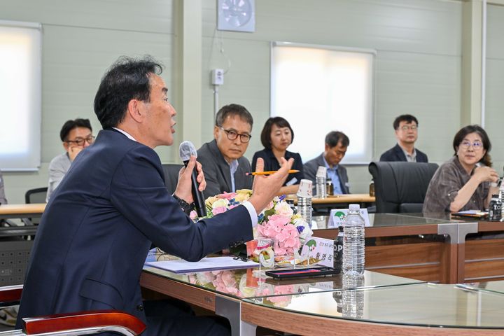 [영주=뉴시스] 황병직 영주시장 당선인이 베어링국가산단 현장보고에서 발언하고 있다. (사진=영주시장직 인수위 제공) 2026.06.20. photo@newsis.com *재판매 및 DB 금지