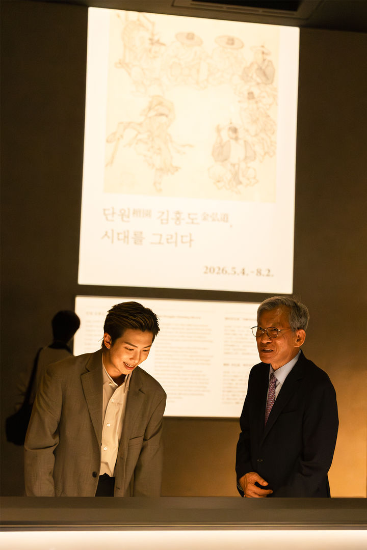 [서울=뉴시스] 국핍중앙박물관 글로벌 홍보대사 위촉후 서화실 둘러보는 유홍준 관장과 RM (왼쪽) (사진=국립중앙박물관 제공 )2026.08.20. photo@newsis.com *재판매 및 DB 금지