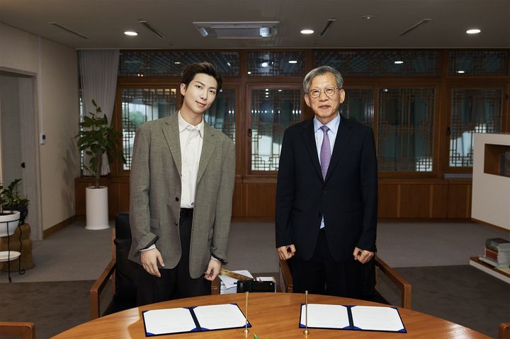  [서울=뉴시스] 국핍중앙박물관 글로벌 홍보대사 위촉식에 참석한 유홍준 관장과 RM (왼쪽) (사진=국립중앙박물관 제공 )2026.08.20. photo@newsis.com *재판매 및 DB 금지