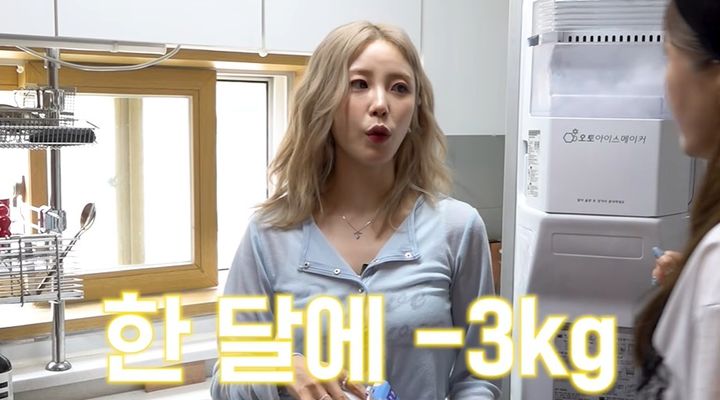 [서울=뉴시스] 지난 18일 방송인 장영란(47)의 유튜브 채널 영상에 출연한 전효성은 "한 달에 3㎏ 정도로 살을 천천히 빼는 편"이라고 밝혔다. (사진=장영란 유튜브 채널 캡처)