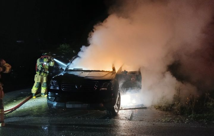 정읍 공터에 세워진 SUV 불 활활…70대 차주 양팔 '화상'