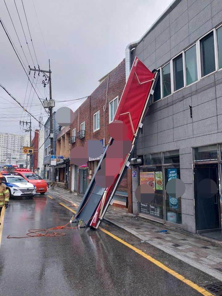 [부산=뉴시스] 20일 오전 강한 바람으로 인해 부산 사상구의 한 상점의 간판이 이탈했다. (사진=부산소방재난본부 제공) 2026.06.20. photo@newsis.com *재판매 및 DB 금지