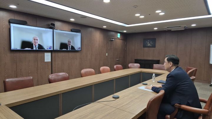 [서울=뉴시스] 이경철 외교부 중동평화 정부대표는 지난 19일 저녁 장 아르노 유엔 사무총장 중동특사와 화상면담을 갖고 중동지역 분쟁 상황 및 최근 미국-이란 간 양해각서(MOU) 서명 등을 논의했다. (사진=외교부 제공) 2026.06.20. photo@newsis.com *재판매 및 DB 금지