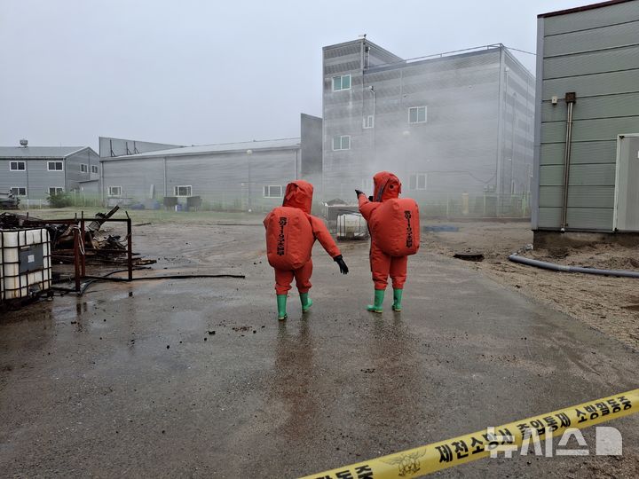 [제천=뉴시스] 20일 오전 제천 폐공장에서 유해화학물질이 누출돼 소방 관계자가 현장을 살피고 있다. (사진= 제천소방서 제공) 2026.06.20. photo@newsis.com *재판매 및 DB 금지
