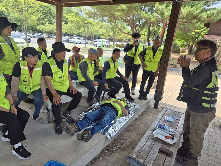 [울산=뉴시스] 울산시설공단 직원이 가로수 전정 및 예초작업을 수행하는 현장 근로자들에게 온열질환 예방 응급키트 사용법을 설명하고 있다. (사진=울산시설공단 제공) 2026.06.20. photo@newsis.com&nbsp; *재판매 및 DB 금지