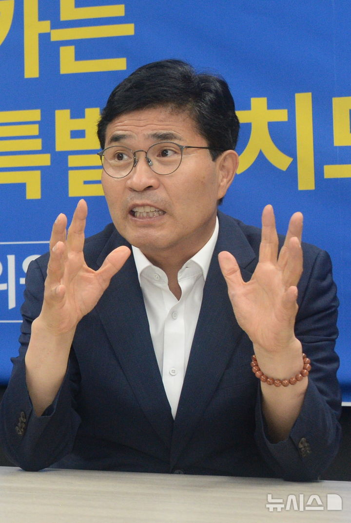 [전주=뉴시스] 김얼 기자 = 이원택 더불어민주당 전북특별자치도지사 당선인이 20일 전북 전주시 전북바이오융합산업진흥원 비즈니스센터에 마련된 '전북특별자치도지사직 인수위원회'에서 본사와 인터뷰를 하고 있다. 2026.06.20. pmkeul@newsis.com