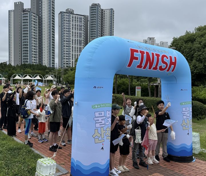 '구불길 따라 이어지는 하루, 물빛산책'…300명 5㎞ 완주