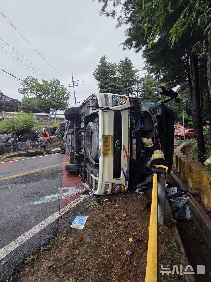 [파주=뉴시스] 경기 파주시 장단면 도라전망대 주변 도로 사고현장. (사진=경기북부소방재난본부 제공) 2026.06.20. photo@newsis.com 