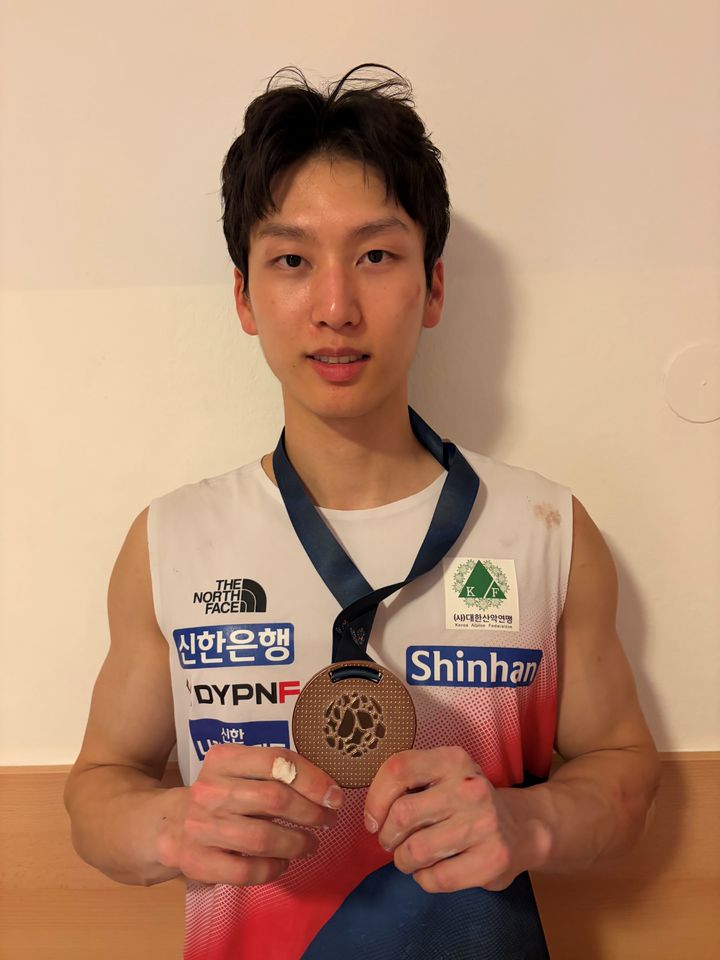 [서울=뉴시스] 2026 국제스포츠클라이밍연맹(IFSC) 월드 클라이밍 시리즈 6차 대회 남자 볼더링에서 동메달을 딴 이도현. (사진 = 올댓스포츠 제공) *재판매 및 DB 금지