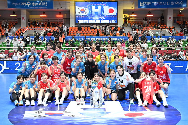[서울=뉴시스] 2026 한일 핸드볼 클럽 슈퍼매치에서 맞붙은 SK슈가글라이더즈와 가가와은행 지라솔. (사진=한국핸드볼연맹 제공) 2026.06.20. *재판매 및 DB 금지