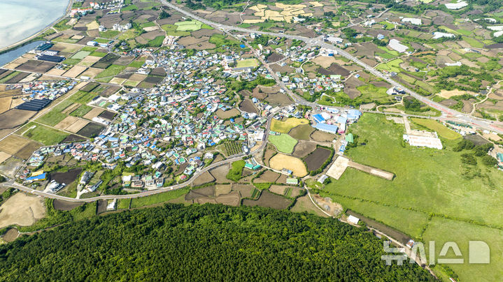 [제주=뉴시스] 임재영 기자 = 제주시 구좌읍 종달리 마을 모습을 지난 13일 상공에서 촬영했다. 이 마을 일대에 철기시대부터 탐라시대에 이르기까지 해상무역의 근거지로 추정되는 유물이 분포하고 있다. 2026.06.21. ijy788@newsis.com
