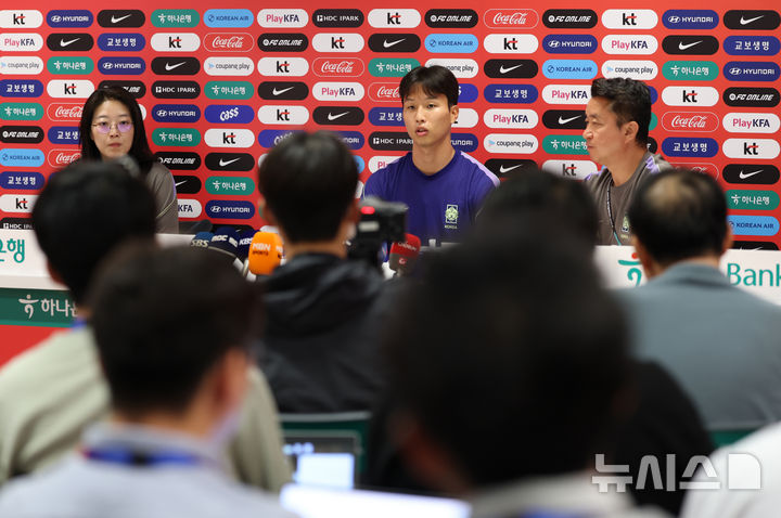 [사포판(멕시코)=뉴시스] 김명년 기자 = 축구 국가대표팀 엄지성이 19일(현지 시간) 멕시코 과달라하라 인근 사포판에 위치한 베이스캠프 훈련장 치바스 바예 베르데에서 훈련 전 인터뷰하고 있다. 2026.06.20. kmn@newsis.com