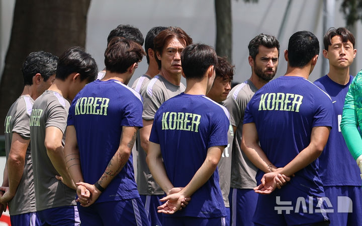 [사포판(멕시코)=뉴시스] 김명년 기자 = 축구 국가대표팀 홍명보 감독이 19일(현지 시간) 멕시코 과달라하라 인근 사포판에 위치한 베이스캠프 훈련장 치바스 바예 베르데에서 회복 훈련 전 지시하고 있다. 대표팀은 전날 멕시코와의 월드컵 조별리그 2차전에서 0-1으로 패배했다. 2026.06.20. kmn@newsis.com