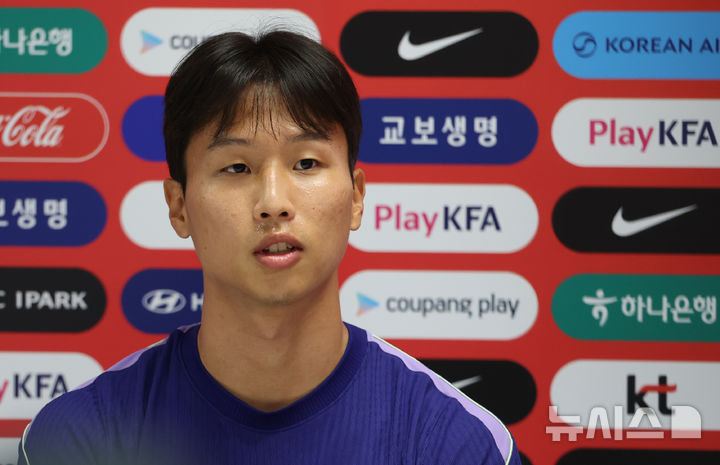 [사포판(멕시코)=뉴시스] 김명년 기자 = 축구 국가대표팀 엄지성이 19일(현지 시간) 멕시코 과달라하라 인근 사포판에 위치한 베이스캠프 훈련장 치바스 바예 베르데에서 훈련 전 인터뷰하고 있다. 2026.06.20. kmn@newsis.com