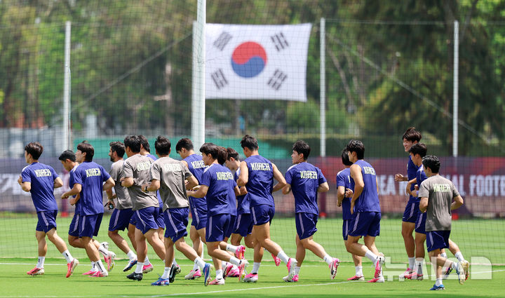 [사포판(멕시코)=뉴시스] 김명년 기자 = 축구 국가대표팀 선수들이 19일(현지 시간) 멕시코 과달라하라 인근 사포판에 위치한 베이스캠프 훈련장 치바스 바예 베르데에서 훈련하고 있다. 대표팀은 전날 멕시코와의 월드컵 조별리그 2차전에서 0-1으로 패배했다. 2026.06.20. kmn@newsis.com