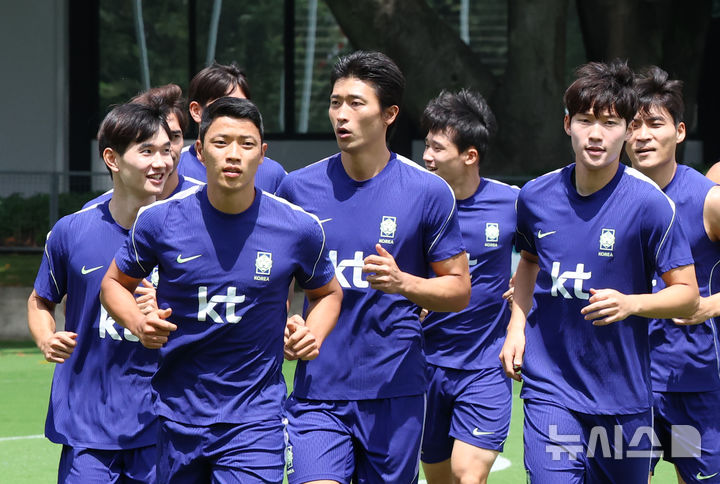 [사포판(멕시코)=뉴시스] 김명년 기자 = 축구 국가대표팀 선수들이 19일(현지 시간) 멕시코 과달라하라 인근 사포판에 위치한 베이스캠프 훈련장 치바스 바예 베르데에서 훈련하고 있다. 대표팀은 전날 멕시코와의 월드컵 조별리그 2차전에서 0-1으로 패배했다. 2026.06.20. kmn@newsis.com