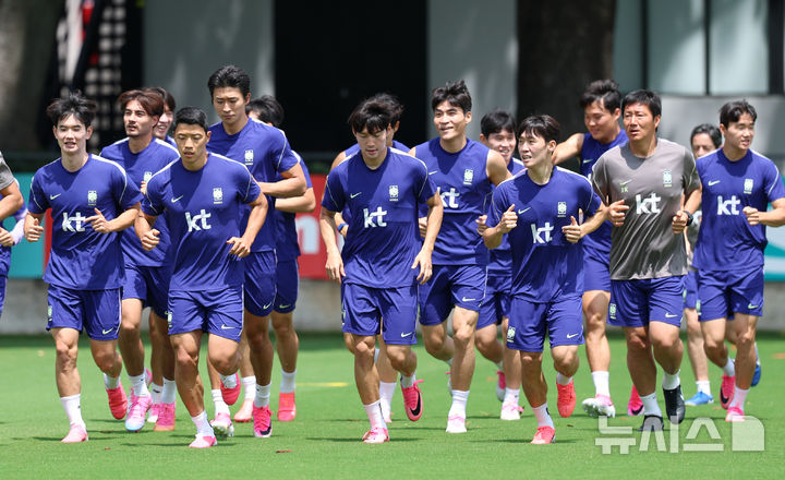 [사포판(멕시코)=뉴시스] 김명년 기자 = 축구 국가대표팀 선수들이 19일(현지 시간) 멕시코 과달라하라 인근 사포판에 위치한 베이스캠프 훈련장 치바스 바예 베르데에서 훈련하고 있다. 대표팀은 전날 멕시코와의 월드컵 조별리그 2차전에서 0-1으로 패배했다. 2026.06.20. kmn@newsis.com
