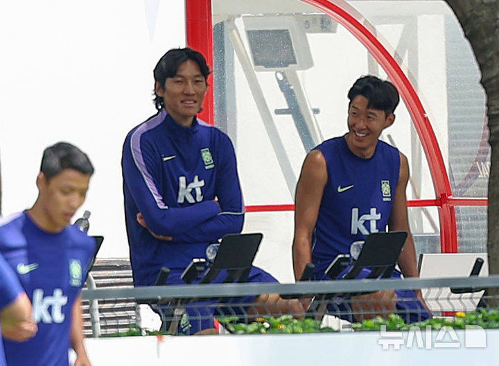 [사포판(멕시코)=뉴시스] 김명년 기자 = 축구 국가대표팀 손흥민이 19일(현지 시간) 멕시코 과달라하라 인근 사포판에 위치한 베이스캠프 훈련장 치바스 바예 베르데에서 회복훈련 중 미소짓고 있다. 대표팀은 전날 멕시코와의 월드컵 조별리그 2차전에서 0-1으로 패배했다. 2026.06.20. kmn@newsis.com