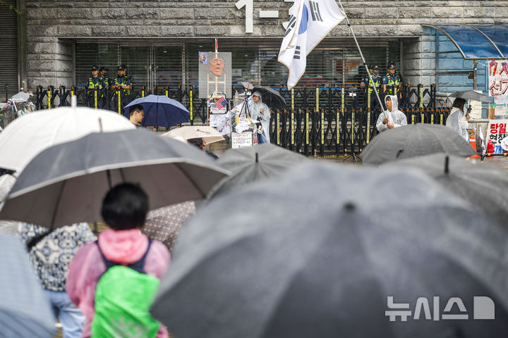 [서울=뉴시스] 정병혁 기자 = 투표용지 부족 사태에 항의하는 개표소 봉쇄 시위가 계속되고 있는 20일 서울 송파구 올림픽공원 핸드볼경기장 개표소에서 시민들이 구호를 외치고 있다. 2026.06.20. jhope@newsis.com