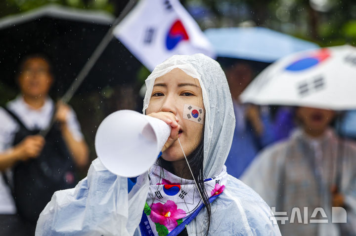 [서울=뉴시스] 정병혁 기자 = 투표용지 부족 사태에 항의하는 개표소 봉쇄 시위가 계속되고 있는 20일 서울 송파구 올림픽공원 핸드볼경기장 개표소에서 시민들이 구호를 외치고 있다. 2026.06.20. jhope@newsis.com