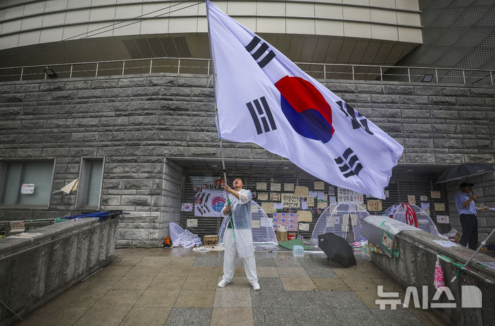 [서울=뉴시스] 정병혁 기자 = 투표용지 부족 사태에 항의하는 개표소 봉쇄 시위가 계속되고 있는 20일 서울 송파구 올림픽공원 핸드볼경기장 개표소에서 시민들이 구호를 외치고 있다. 2026.06.20. jhope@newsis.com