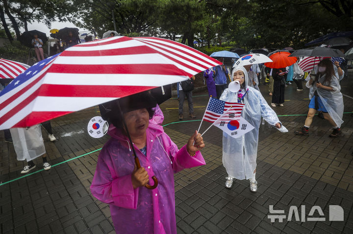 [서울=뉴시스] 정병혁 기자 = 투표용지 부족 사태에 항의하는 개표소 봉쇄 시위가 계속되고 있는 20일 서울 송파구 올림픽공원 핸드볼경기장 개표소에서 시민들이 구호를 외치고 있다. 2026.06.20. jhope@newsis.com