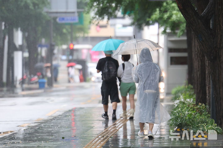 [서울=뉴시스] 권창회 기자 = 일요일인 21일은 전국이 가끔 구름 많겠으나 강원영동은 대체로 흐리고 오전까지 비가 이어지는 곳이 있겠다. 사진은 서울을 비롯한 전국에 비가 내리고 있는 20일 서울 중구 청계천 인근에서 시민들이 우산을 쓰고 이동하고 있는 모습. 2026.06.20. kch0523@newsis.com