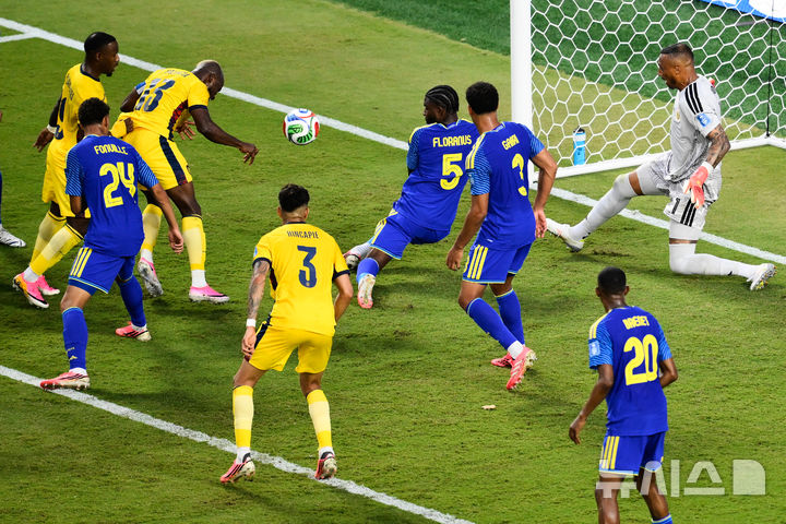 [캔자스시티=AP/뉴시스] 에콰도르와 퀴라소의 2026 국제축구연맹(FIFA) 북중미 월드컵 E조 조별리그 경기에서 에콰도르의 엔너 발렌시아(13)가 골문을 향해 헤딩을 시도하고 있다. 2026.06.20.