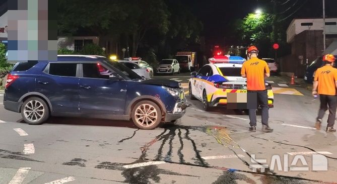 [제주=뉴시스] 21일 오전 제주시 오라동 소재 도로에서 승용차와 순찰차가 충돌하는 사고가 발생했다. (사진=제주소방안전본부 제공) 2026.06.21. photo@newsis.com