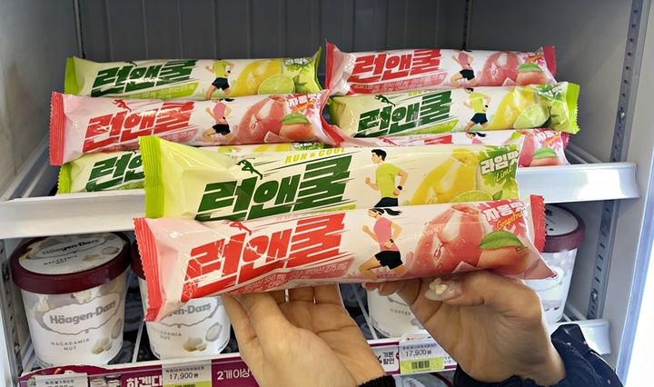 [서울=뉴시스] CU, 러닝족 겨냥 '런앤쿨' 출시(사진=BGF 리테일 제공) *재판매 및 DB 금지