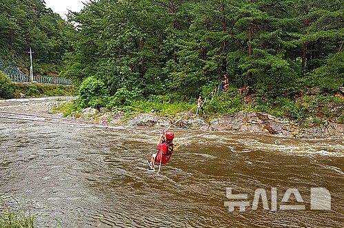 [영주=뉴시스] = 집중 호우로 캠핑장 고립객 구조 자료 사진. (사진=뉴시스 DB) 2026.06.21 
