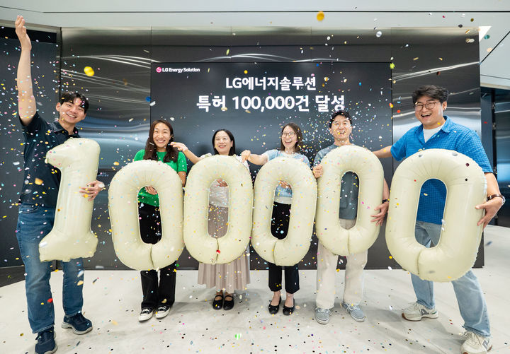 [서울=뉴시스] LG에너지솔루션 여의도 본사에서 직원들이 특허 10만 건 돌파 기념 촬영을 하고 있다. (사진=LG에너지솔루션 제공) 2026.6.21. photo@newsis.com *재판매 및 DB 금지